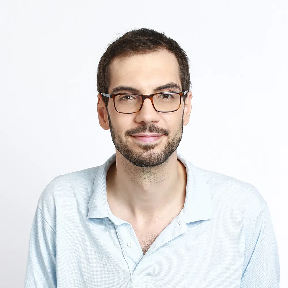 Pierre Simonnin, consultant en enquêtes, en polo bleu clair et lunettes